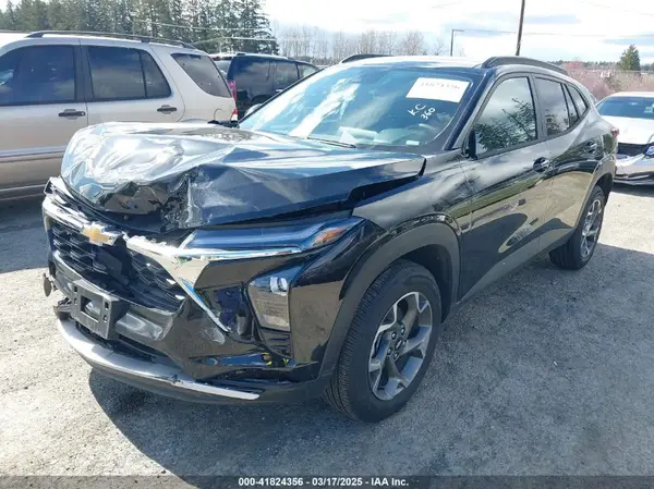 KL77LHEP8SC150401 2025 CHEVROLET TRAX - Image 2