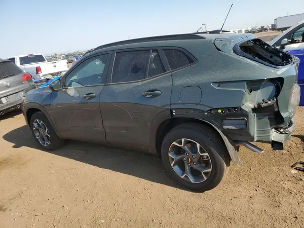 KL77LHEP8SC152522 2025 CHEVROLET TRAX - Image 2