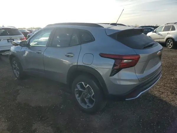 KL77LHEP8SC177775 2025 CHEVROLET TRAX - Image 2