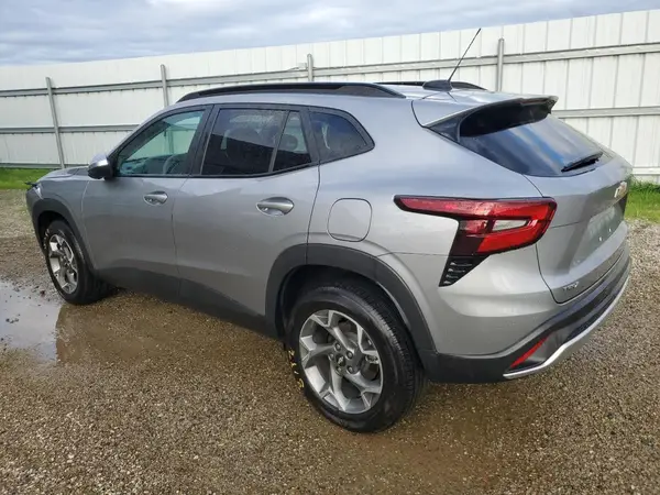 KL77LHEP8SC180188 2025 CHEVROLET TRAX - Image 2