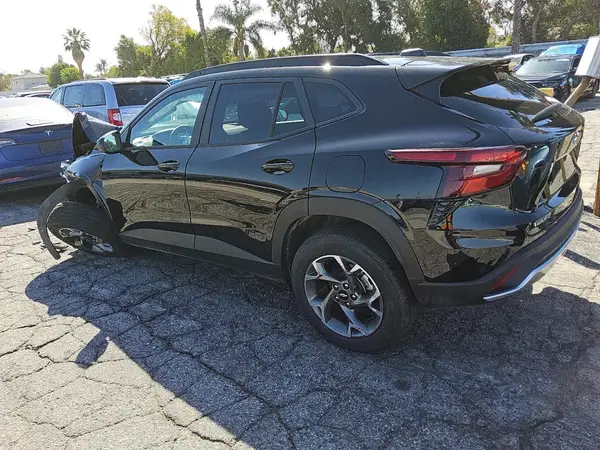 KL77LHEP8SC186072 2025 CHEVROLET TRAX - Image 2