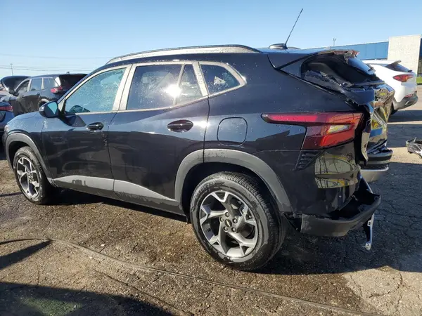 KL77LHEP8SC195726 2025 CHEVROLET TRAX - Image 2