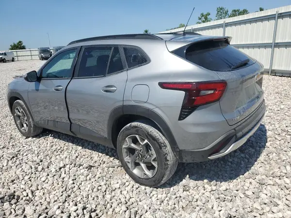 KL77LHEP8SC197640 2025 CHEVROLET TRAX - Image 2