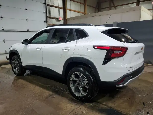KL77LHEP8SC201833 2025 CHEVROLET TRAX - Image 2