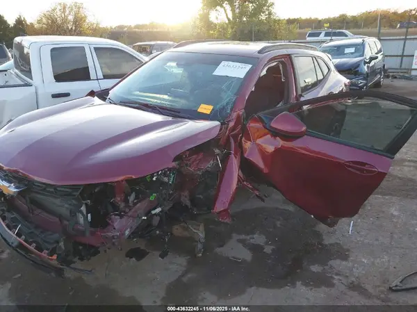 KL77LHEP8SC204084 2025 CHEVROLET TRAX - Image 2