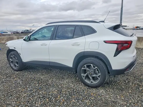 KL77LHEP8SC208541 2025 CHEVROLET TRAX - Image 2