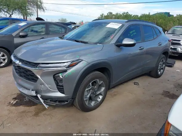 KL77LHEP8SC211214 2025 CHEVROLET TRAX - Image 2