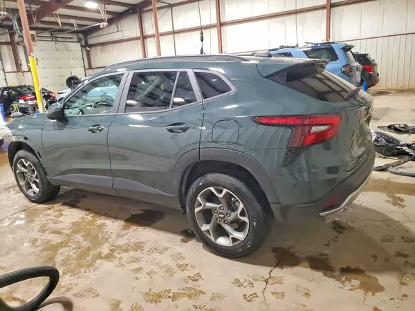 KL77LHEP8SC213674 2025 CHEVROLET TRAX - Image 2