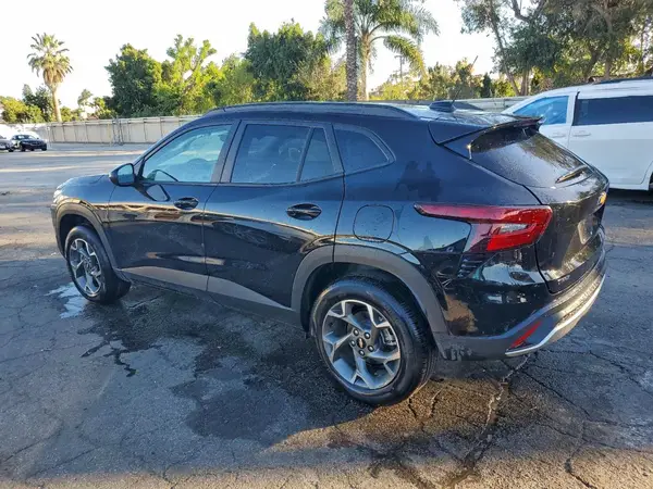 KL77LHEP8SC227557 2025 CHEVROLET TRAX - Image 2