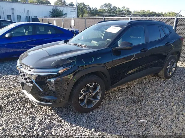 KL77LHEP8SC230040 2025 CHEVROLET TRAX - Image 2