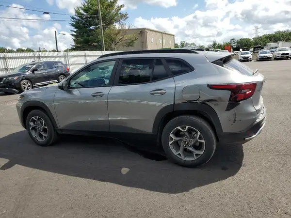 KL77LHEP8SC231737 2025 CHEVROLET TRAX - Image 2