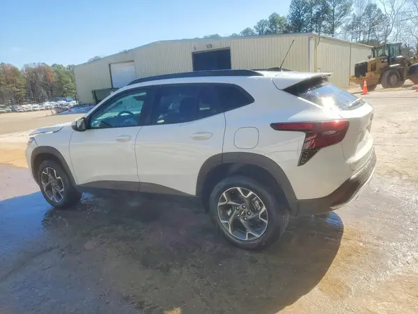 KL77LHEP8SC232080 2025 CHEVROLET TRAX - Image 2
