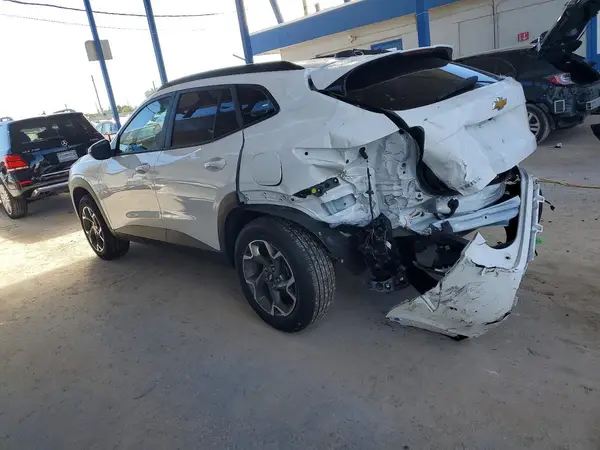 KL77LHEP8SC232421 2025 CHEVROLET TRAX - Image 2