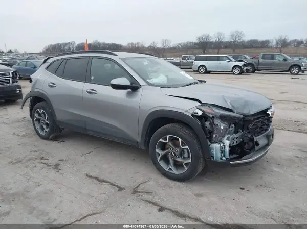 KL77LHEP8SC232953 2025 CHEVROLET TRAX - Image 1