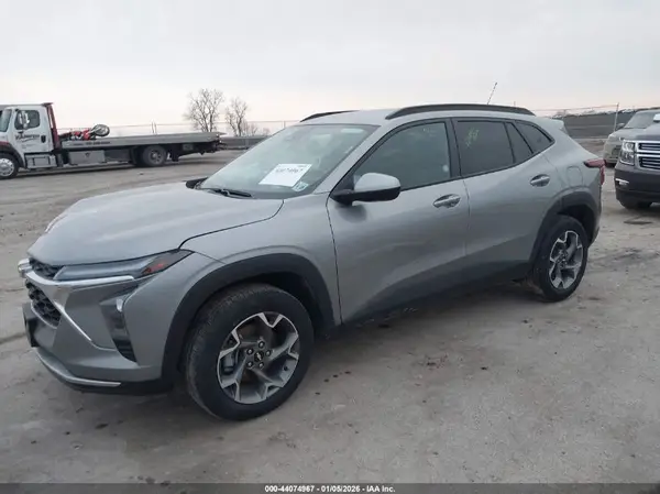 KL77LHEP8SC232953 2025 CHEVROLET TRAX - Image 2