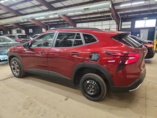 KL77LHEP8SC233343 2025 CHEVROLET TRAX - Image 2