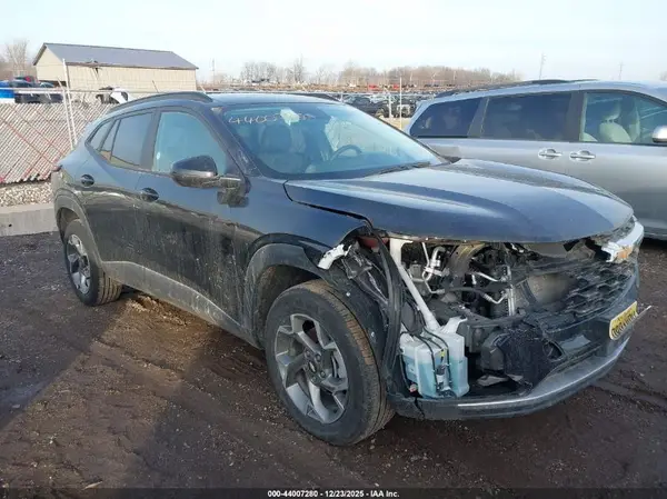 KL77LHEP8SC233763 2025 CHEVROLET TRAX - Image 1