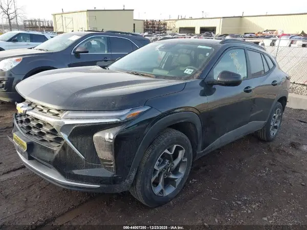 KL77LHEP8SC233763 2025 CHEVROLET TRAX - Image 2