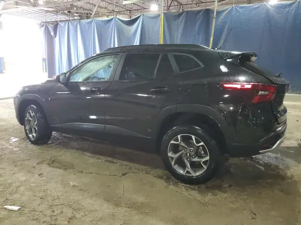 KL77LHEP8SC236596 2025 CHEVROLET TRAX - Image 2