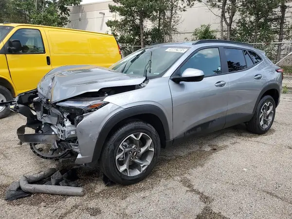 KL77LHEP8SC236789 2025 CHEVROLET TRAX - Image 1