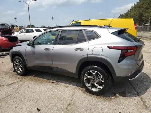 KL77LHEP8SC236789 2025 CHEVROLET TRAX - Image 2