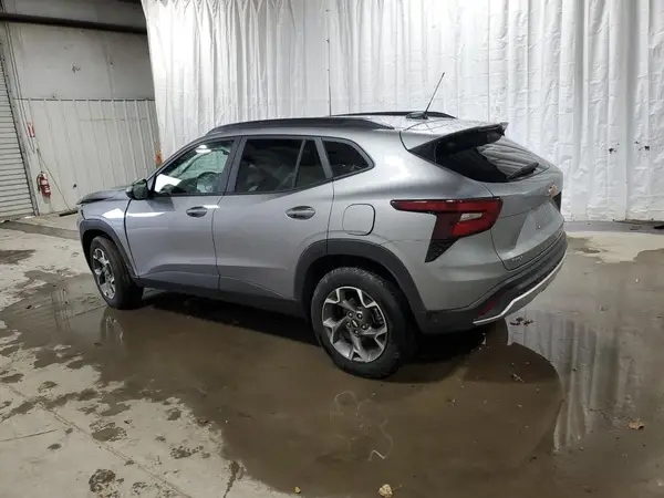 KL77LHEP8SC237280 2025 CHEVROLET TRAX - Image 2