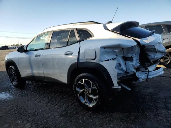 KL77LHEP8SC237506 2025 CHEVROLET TRAX - Image 2