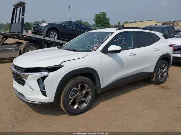 KL77LHEP8SC240583 2025 CHEVROLET TRAX - Image 2