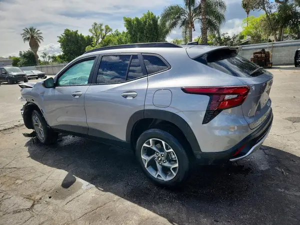 KL77LHEP8SC243077 2025 CHEVROLET TRAX - Image 2