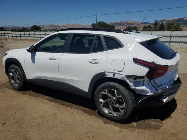 KL77LHEP8SC245539 2025 CHEVROLET TRAX - Image 2