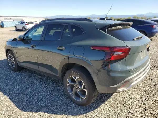 KL77LHEP8SC246822 2025 CHEVROLET TRAX - Image 2