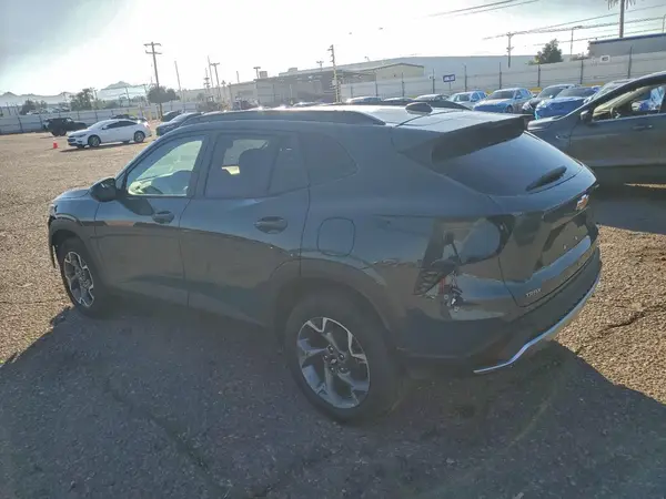 KL77LHEP8SC247209 2025 CHEVROLET TRAX - Image 2