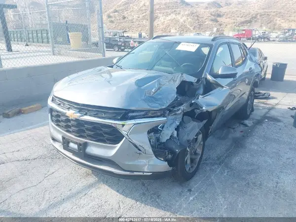 KL77LHEP8SC257013 2025 CHEVROLET TRAX - Image 2