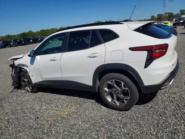 KL77LHEP8SC257786 2025 CHEVROLET TRAX - Image 2