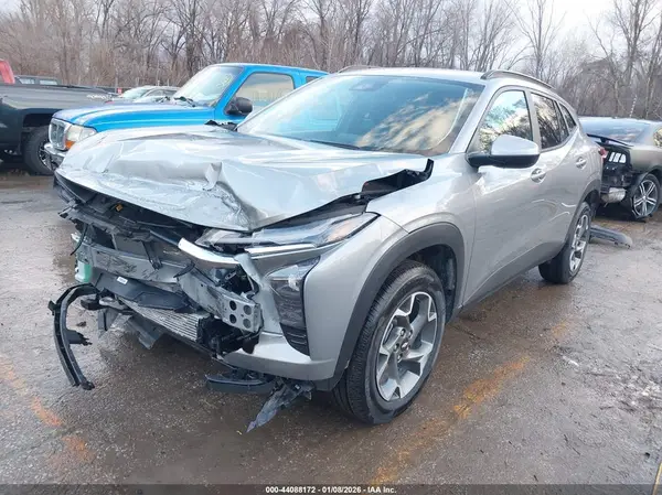 KL77LHEP8SC261238 2025 CHEVROLET TRAX - Image 2