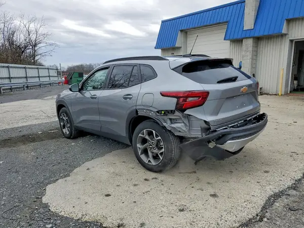 KL77LHEP8SC263118 2025 CHEVROLET TRAX - Image 2