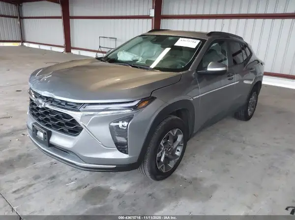 KL77LHEP8SC266438 2025 CHEVROLET TRAX - Image 2