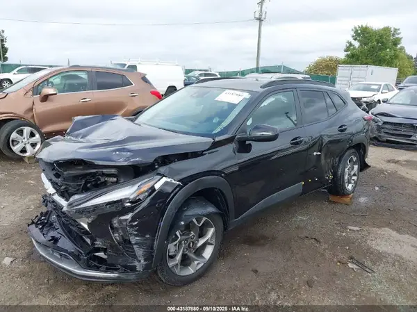 KL77LHEP8SC275544 2025 CHEVROLET TRAX - Image 2