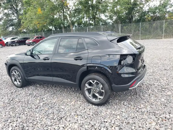 KL77LHEP8SC279447 2025 CHEVROLET TRAX - Image 2