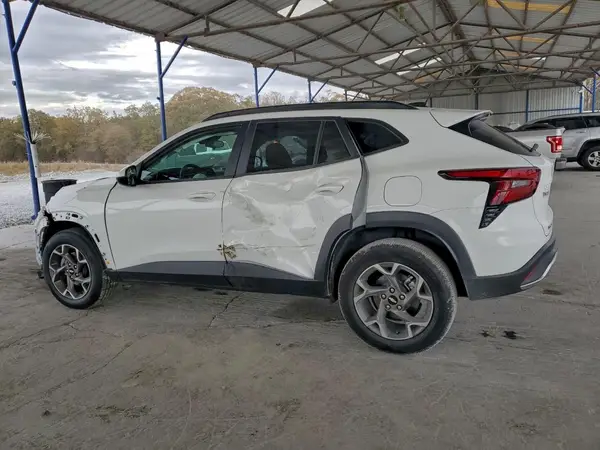 KL77LHEP8SC285619 2025 CHEVROLET TRAX - Image 2
