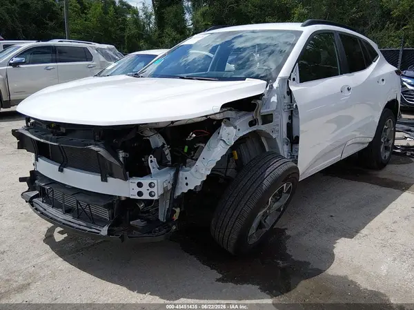 KL77LHEP8SC290030 2025 CHEVROLET TRAX - Image 2