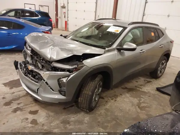KL77LHEP8SC293218 2025 CHEVROLET TRAX - Image 2