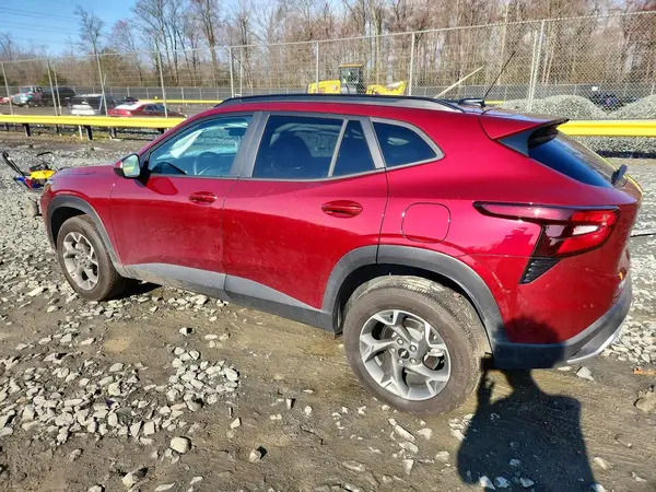 KL77LHEP8SC300796 2025 CHEVROLET TRAX - Image 2