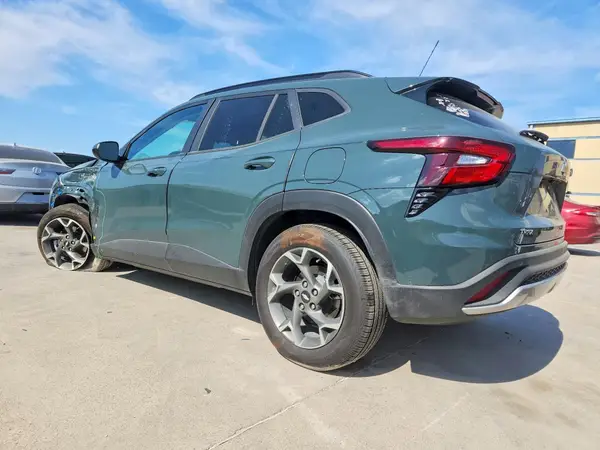 KL77LHEP8SC307621 2025 CHEVROLET TRAX - Image 2