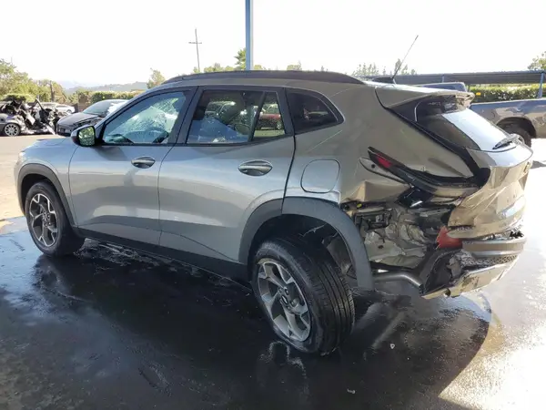 KL77LHEP8SC312687 2025 CHEVROLET TRAX - Image 2