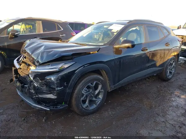 KL77LHEP8SC334138 2025 CHEVROLET TRAX - Image 2