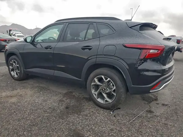 KL77LHEP8SC342143 2025 CHEVROLET TRAX - Image 2