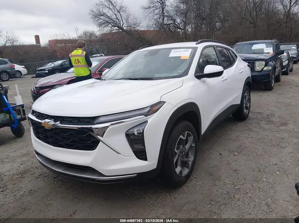 KL77LHEP8SC344443 2025 CHEVROLET TRAX - Image 2