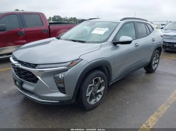 KL77LHEP8TC002055 2026 CHEVROLET TRAX - Image 2