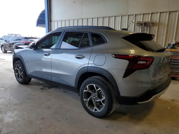 KL77LHEP8TC075717 2026 CHEVROLET TRAX - Image 2